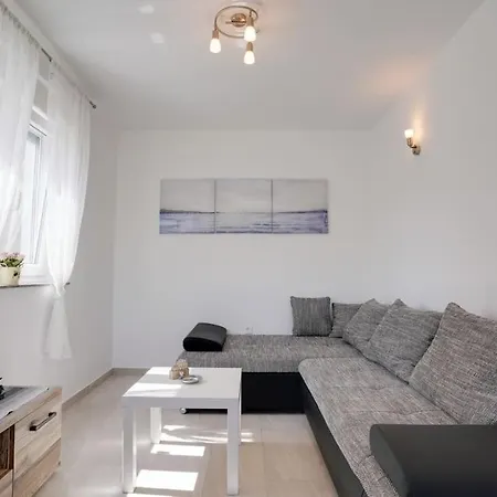 Apartment Julija Rogoznica, 20m From The *