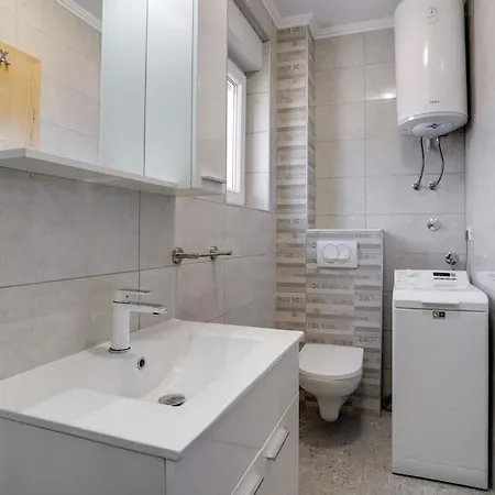 Apartment Julija Rogoznica, 20m From The *