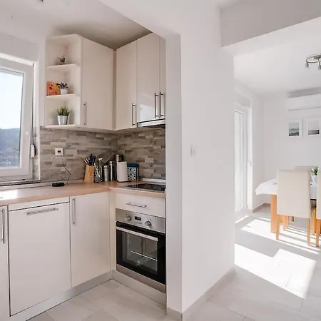 Apartment Julija Rogoznica, 20m From The