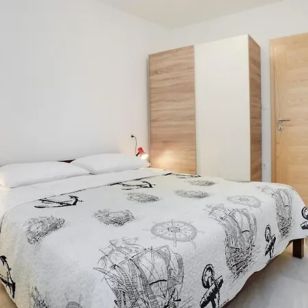 Apartment Julija Rogoznica, 20m From The *